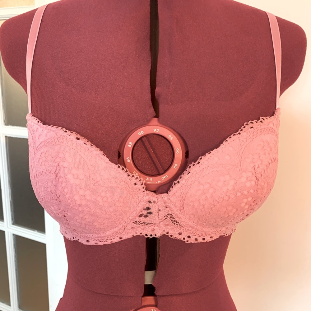 ⭐️ 5 for 20$! ⭐️ NWOT Pink Lace Push up Bra